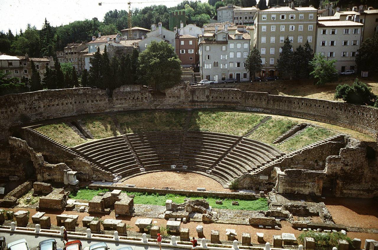 ترييستي Residence Teatro Romano المظهر الخارجي الصورة